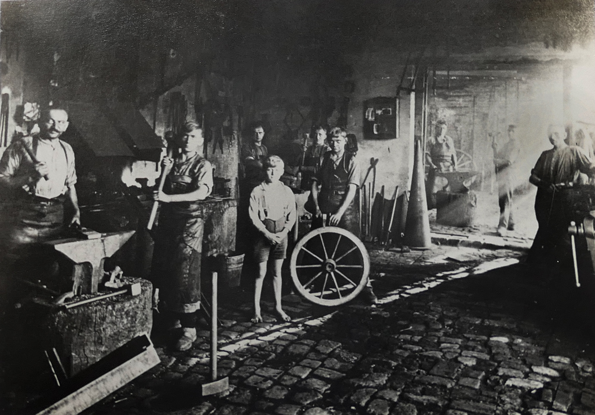 Foto von Personen in einer Stellmacherei (Museum Fürstenwalde CC BY-NC-SA)