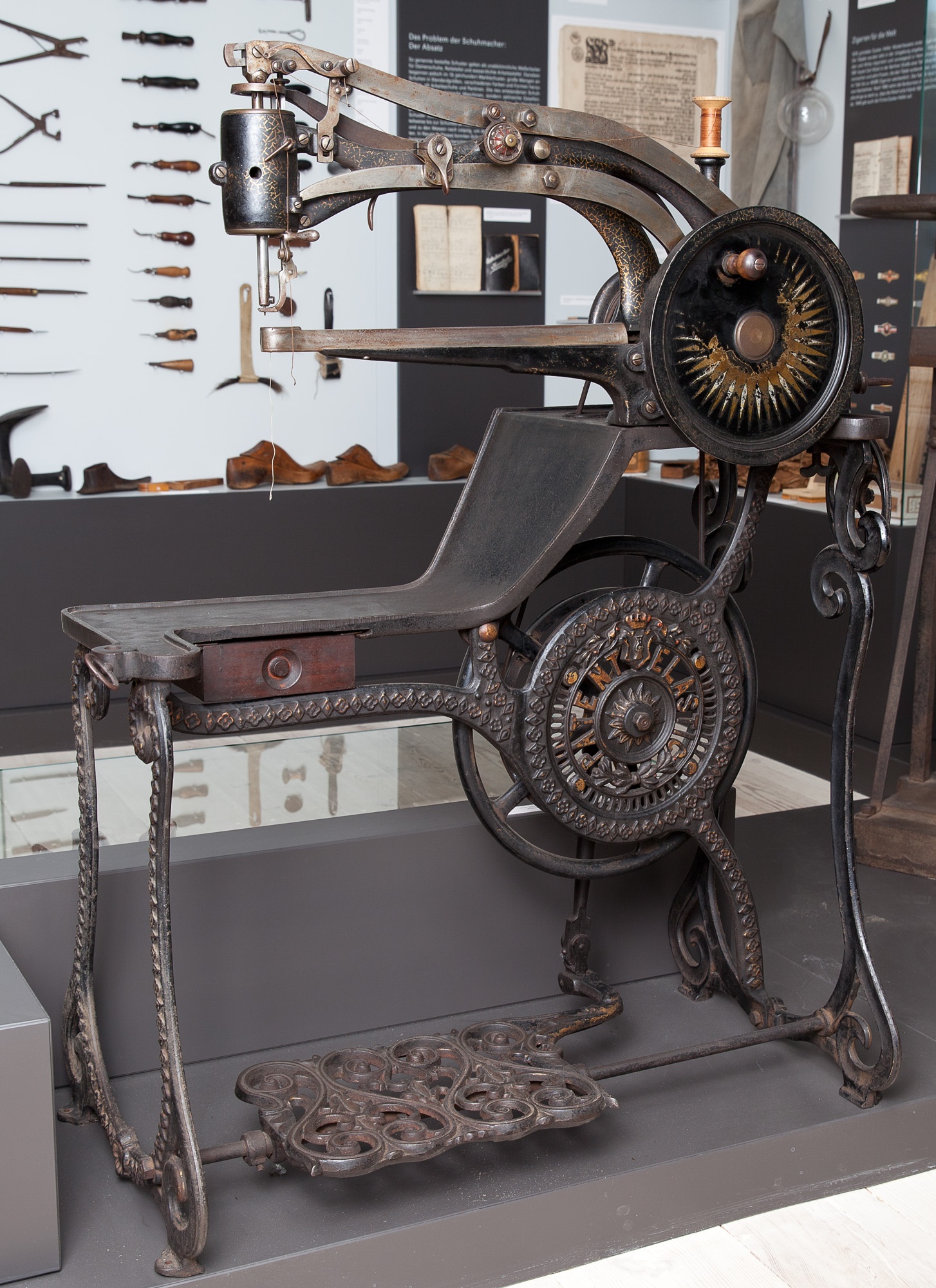Armnähmaschine (Wegemuseum CC BY-SA)