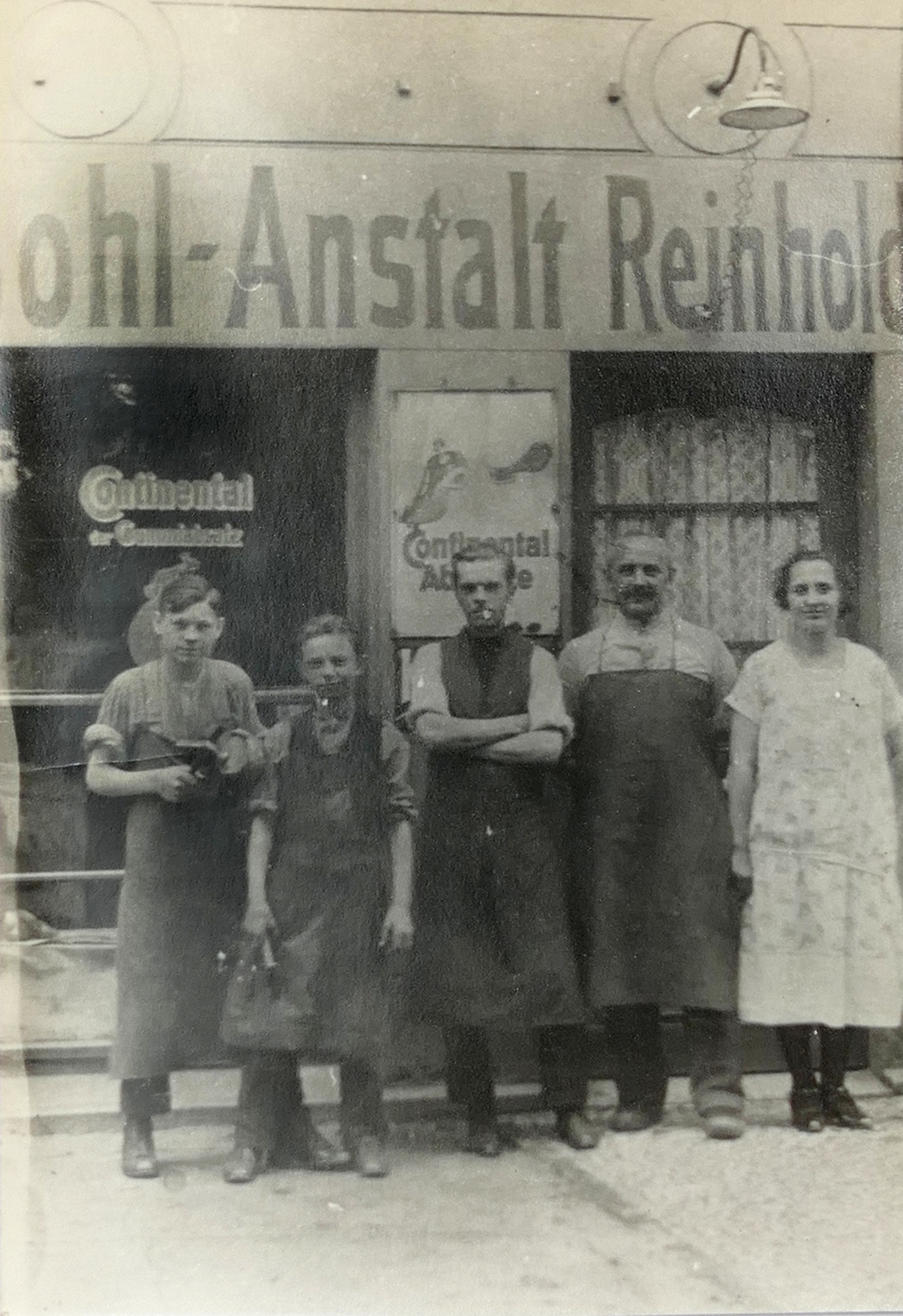 Foto von Personen vor einem Schuhmacher (Museum Fürstenwalde CC BY-NC-SA)