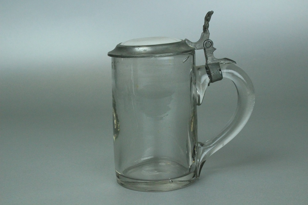 Bierkrug mit Deckel, Glas, Bierglas (Museum Baruther Glashütte CC BY-NC-SA)