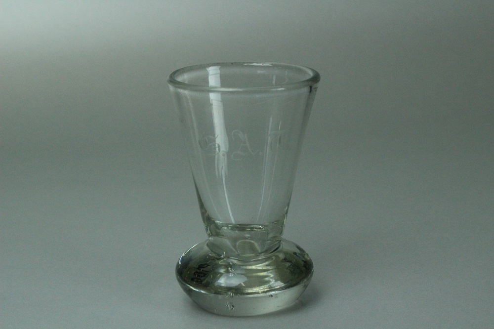 Schnapsglas mit geschnittenem Monogramm (Museum Baruther Glashütte CC BY-NC-SA)