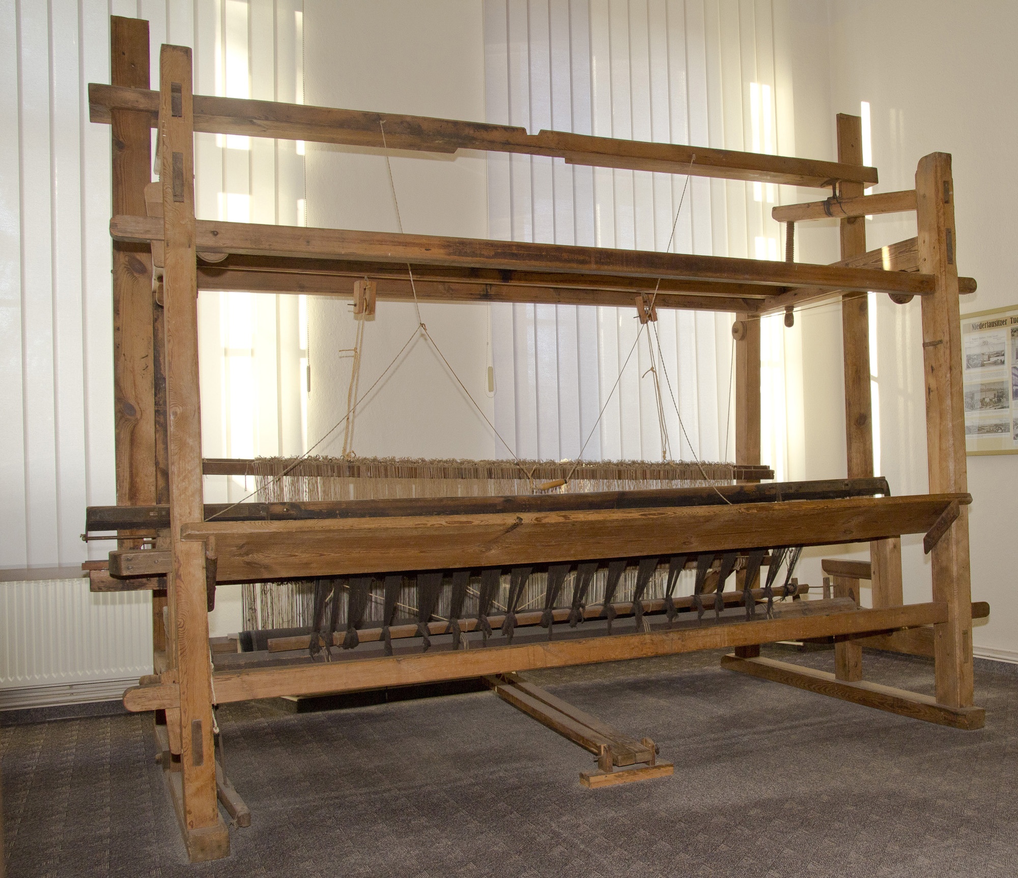 Handwebstuhl mit zwei Pedalen (Niederlausitzer Heidemuseum CC BY-NC-SA)