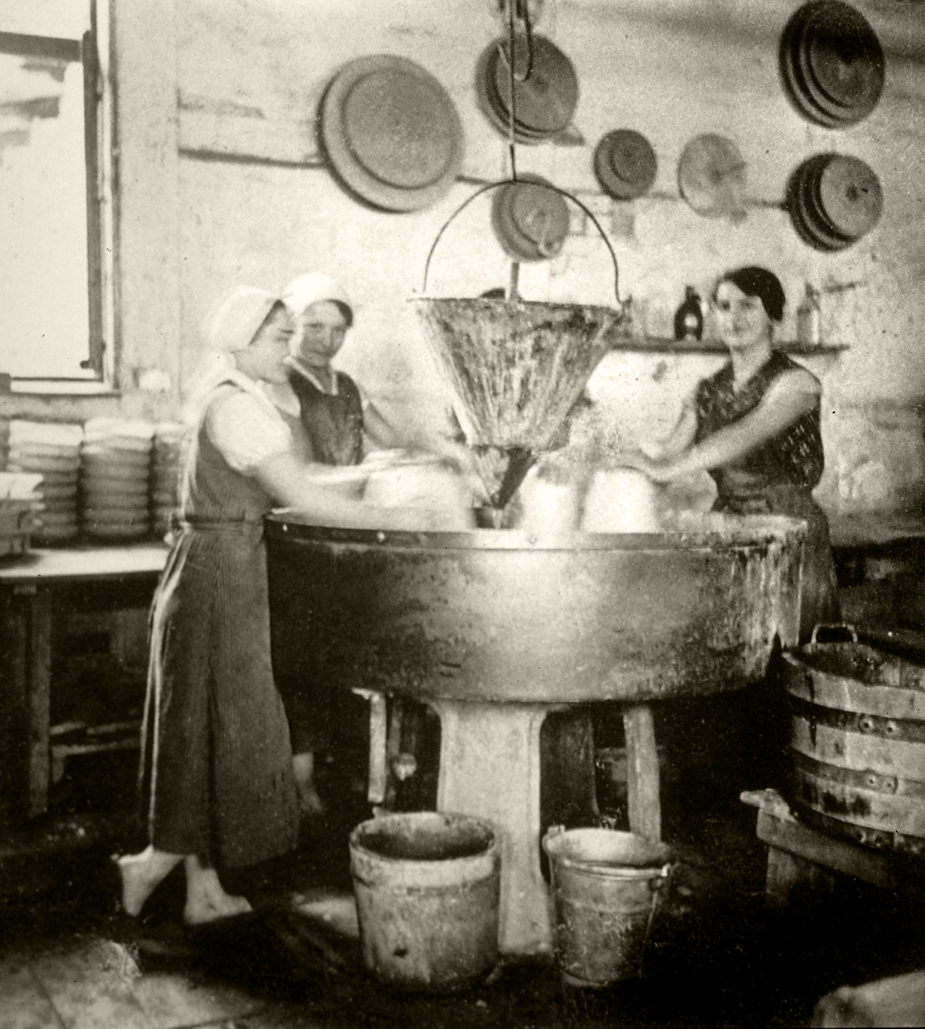 Glasschleiferinnen in der Baruther Glashütte, um 1920 (Museum Baruther Glashütte CC BY-NC-SA)