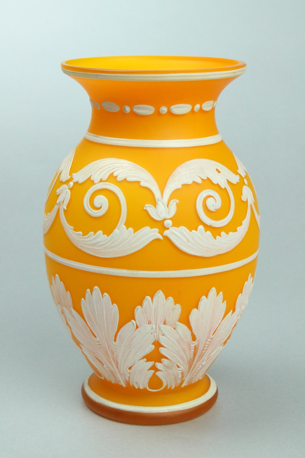 Vase mit historisierender Emailmalerei (Museum Baruther Glashütte CC BY-NC-SA)