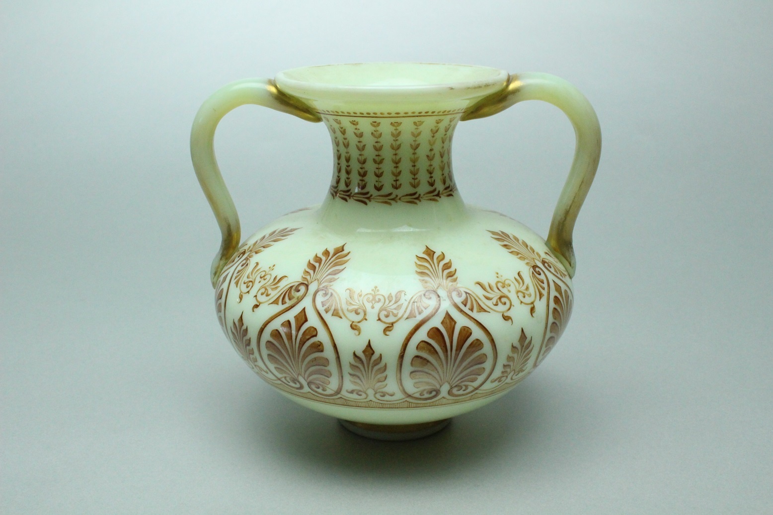 Vase mit Sepiamalerei und Vergoldung (Museum Baruther Glashütte CC BY-NC-SA)