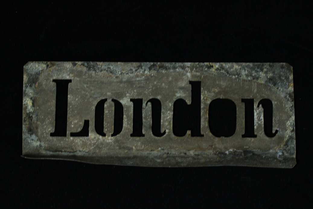 Blechschild zur Kistenbeschriftung der Baruther Glashütte - "London" (Museum Baruther Glashütte CC BY-NC-SA)