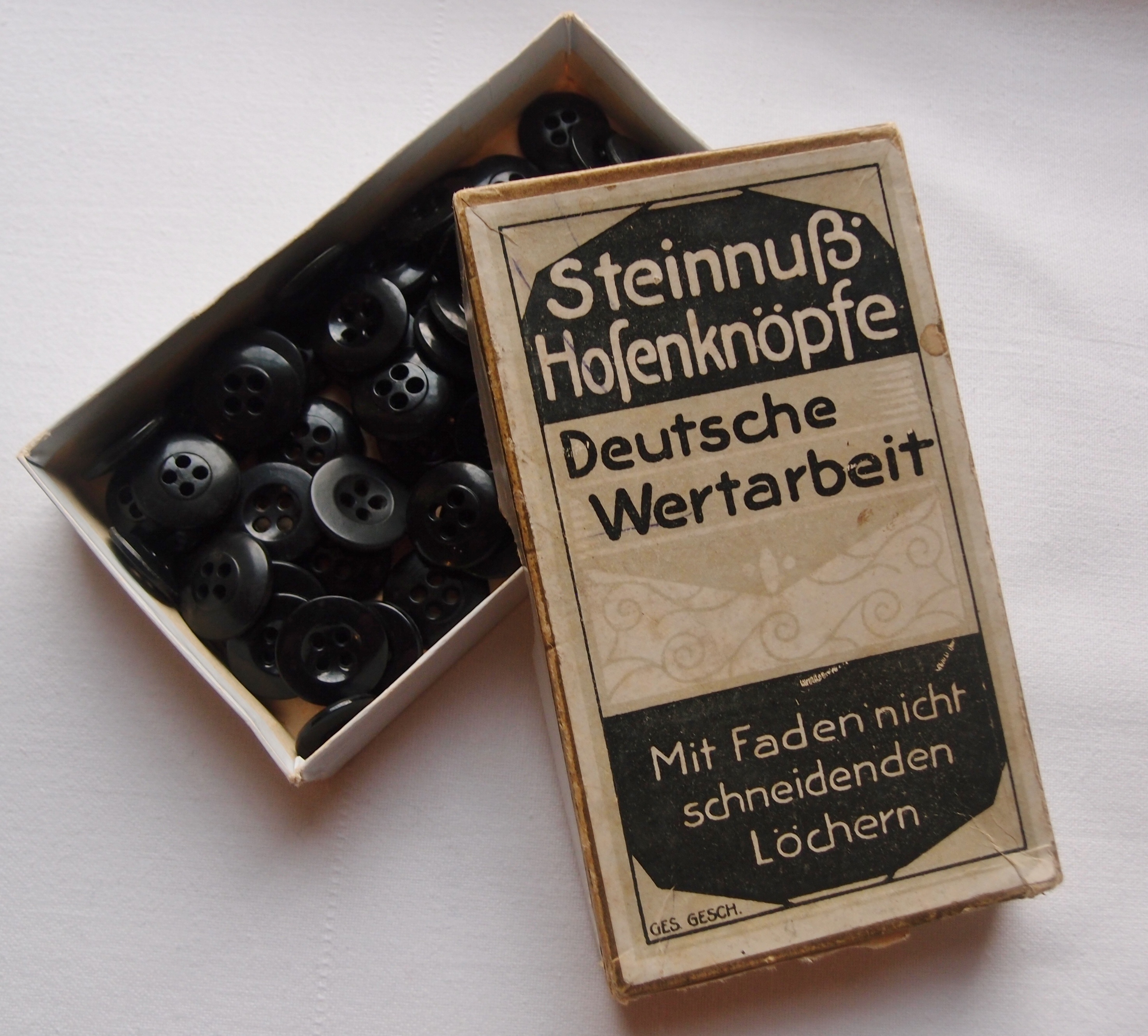 Steinnuss-Hosenknöpfe in Originalverpackung (Museum für Stadtgeschichte Templin CC BY-NC-SA)