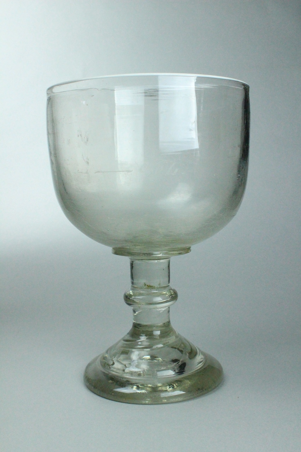 Berliner-Weiße Pokal mit Milchglas-Rand (Museum Baruther Glashütte CC BY-NC-SA)