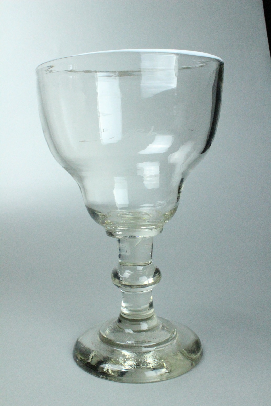 Berliner-Weiße Pokal mit Milchglas-Rand (Museum Baruther Glashütte CC BY-NC-SA)
