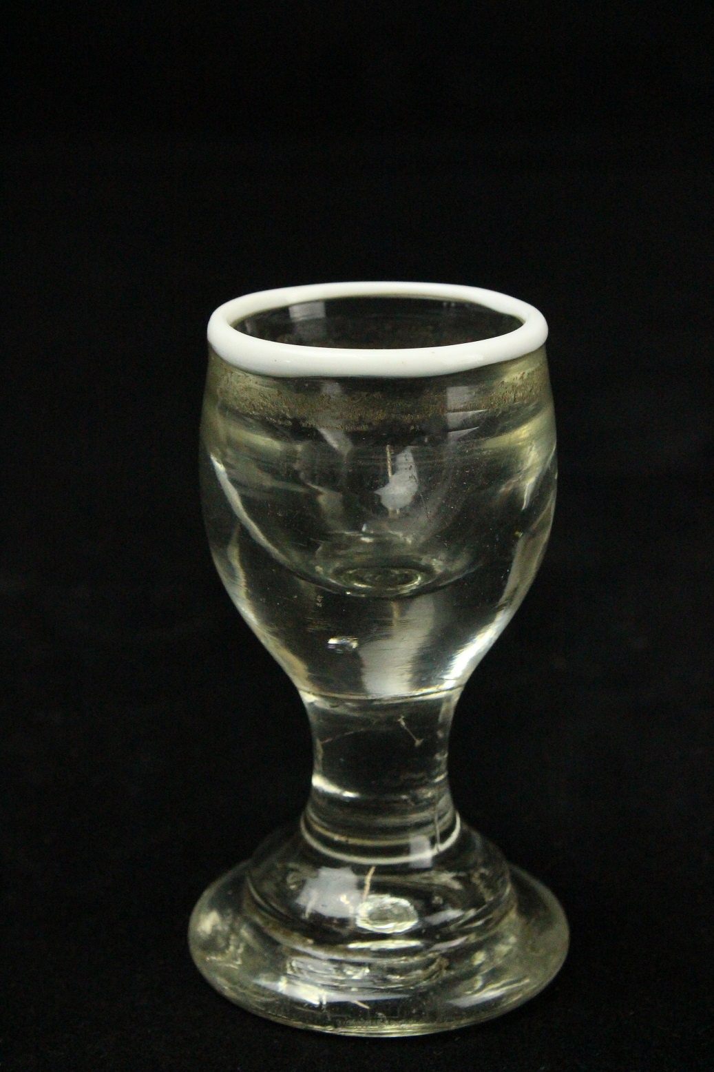 Schnapsglas, Stamper mit Milchglasrand (Museum Baruther Glashütte CC BY-NC-SA)