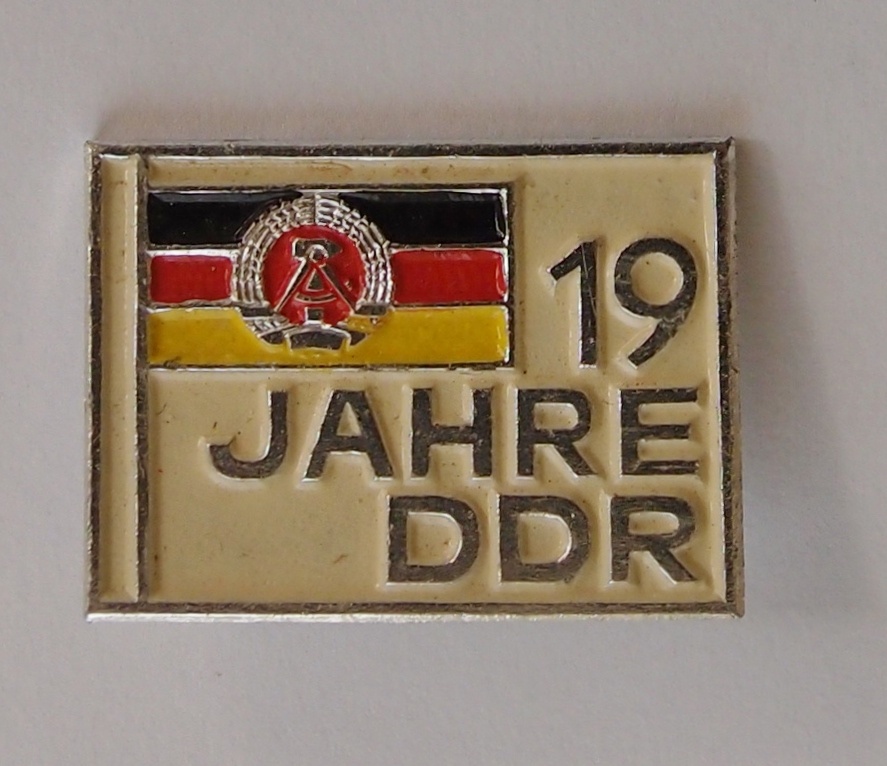 Abzeichen 19 Jahre DDR (Museum für Stadtgeschichte Templin CC BY-NC-SA)