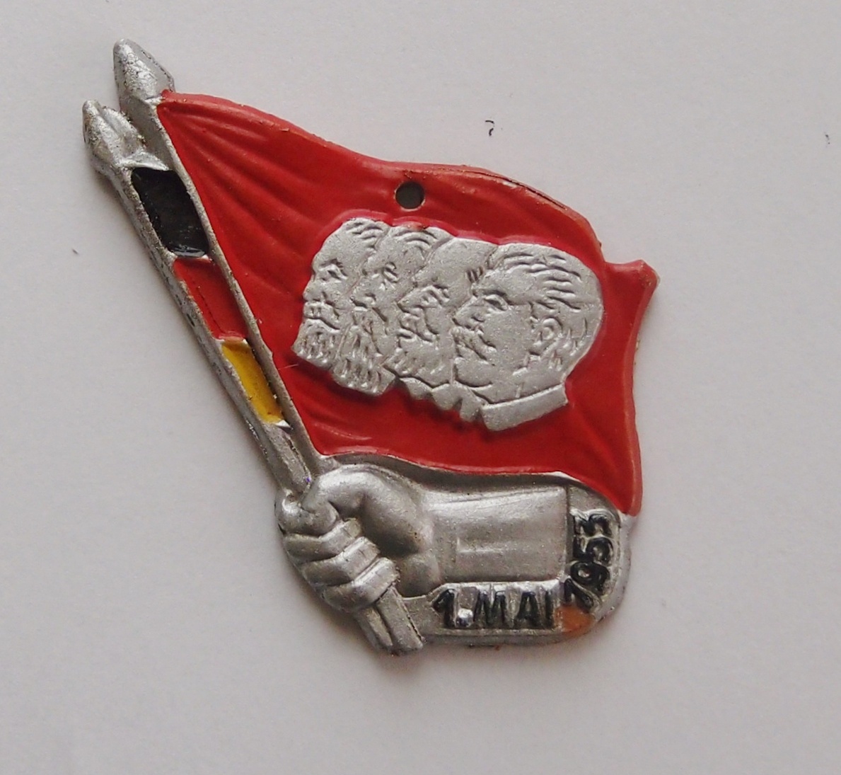 Abzeichen 1. Mai 1953 (Museum für Stadtgeschichte Templin CC BY-NC-SA)