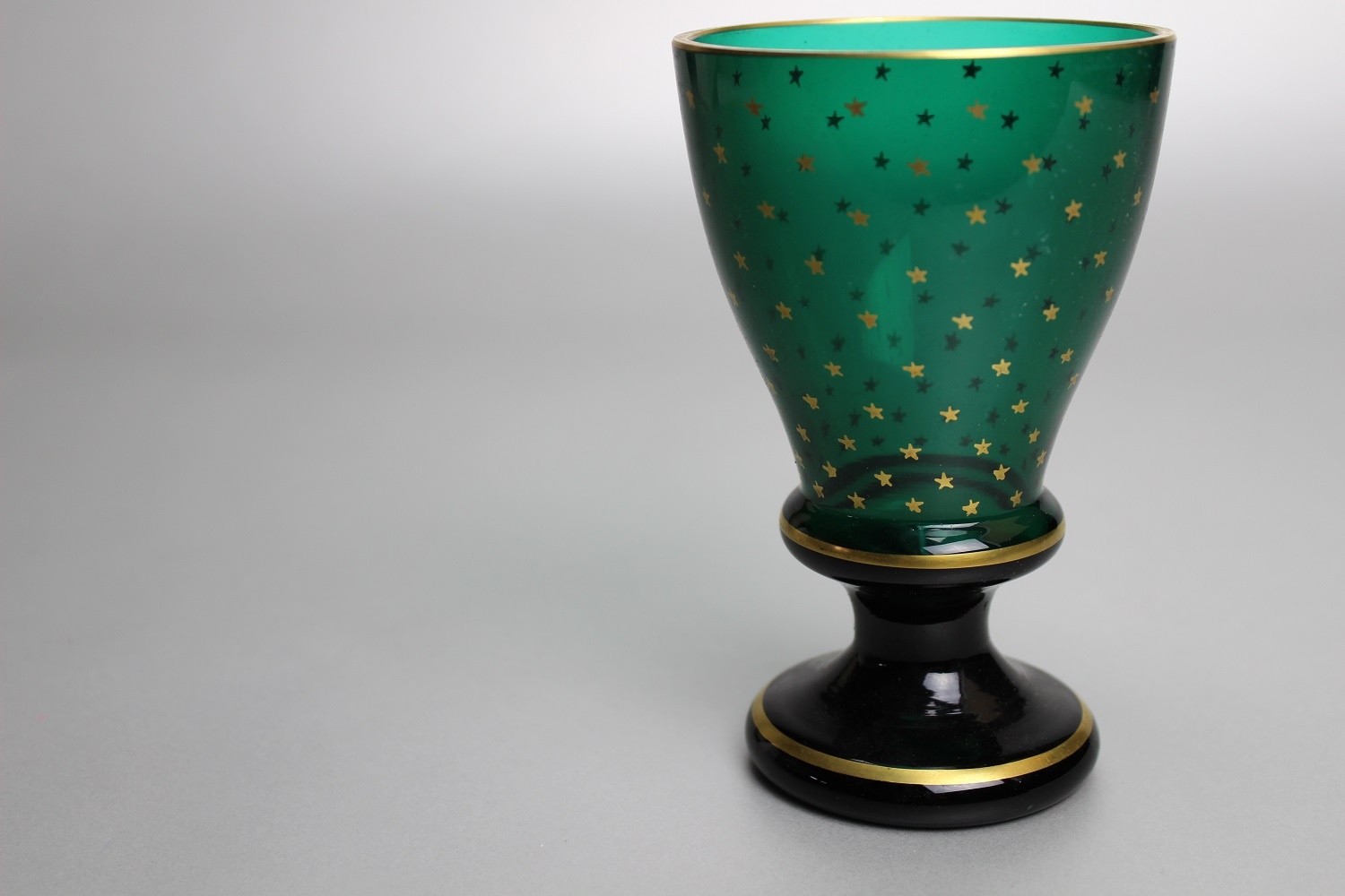 Smaragdgrünes Kelchglas mit Goldmalerei (Museum Baruther Glashütte CC BY-NC-SA)