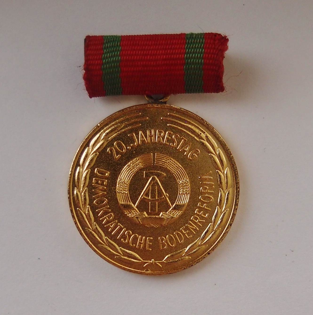 Medaille 20 Jahre Bodenreform (Museum für Stadtgeschichte Templin CC BY-NC-SA)