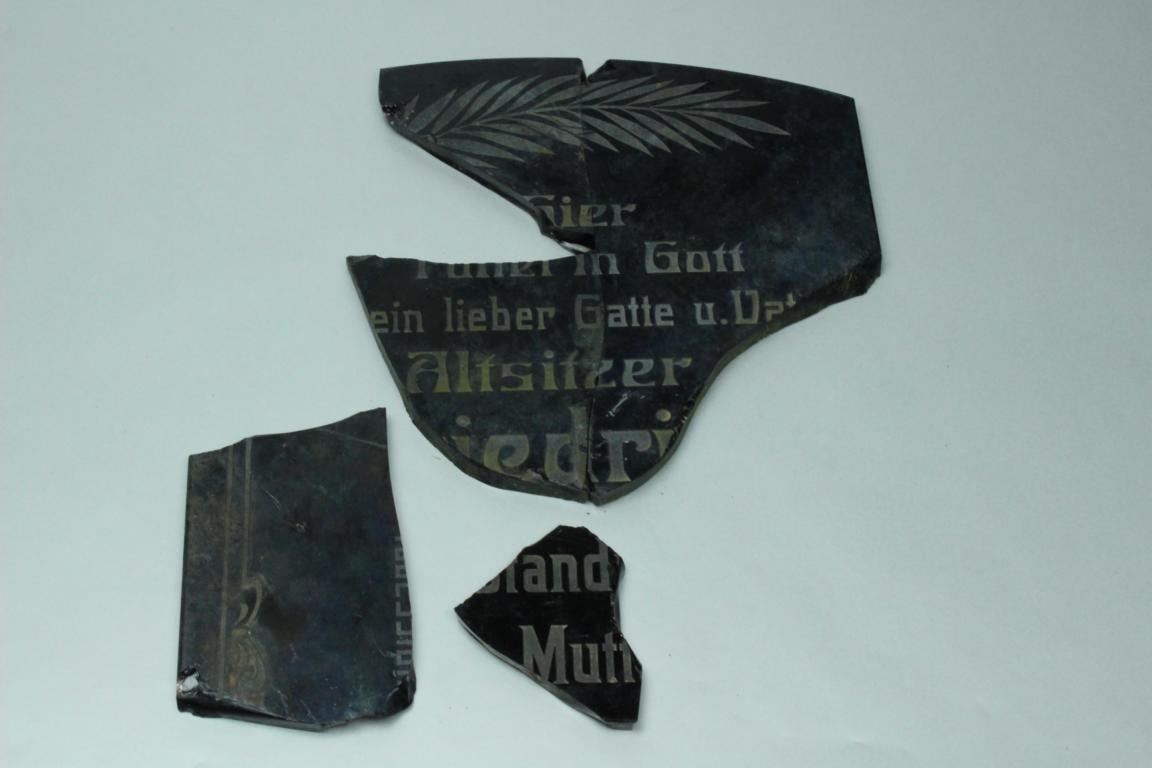 Grabsteinplattenfragmente (Museum Baruther Glashütte CC BY-NC-SA)