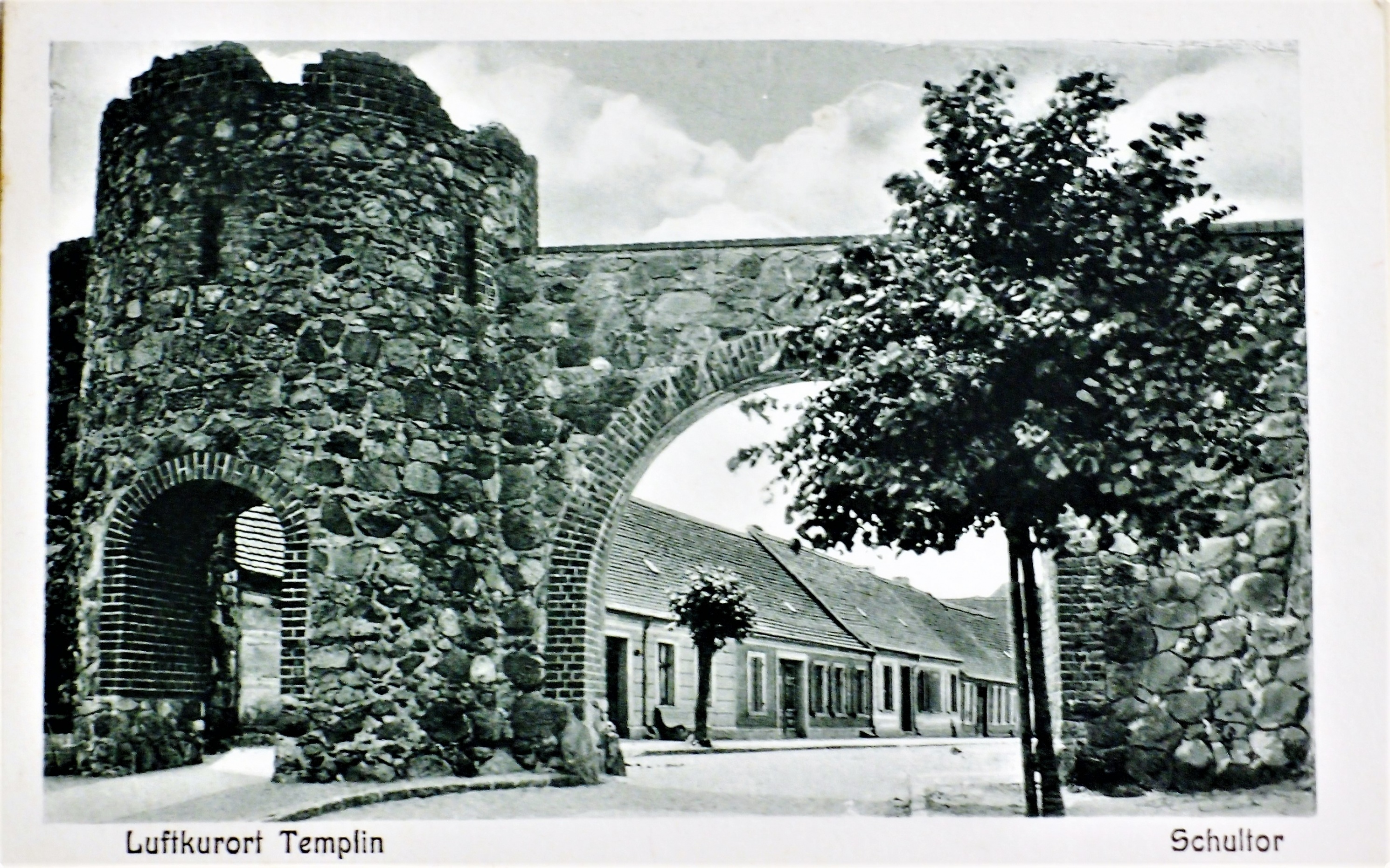 Ansichtskarte Schultor in Templin (Museum für Stadtgeschichte Templin CC BY-NC-SA)