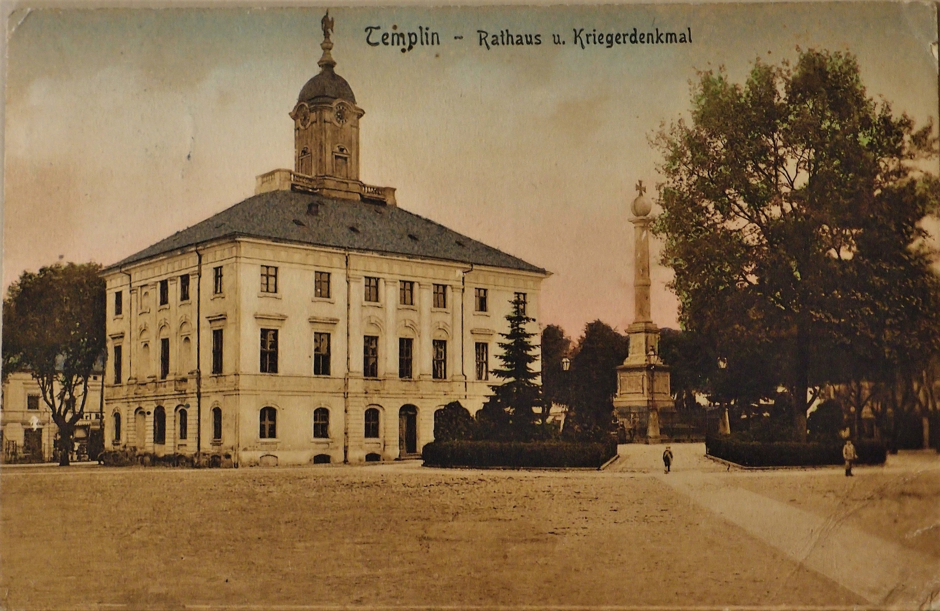 Ansichtskarte "Rathaus u. Kriegerdenkmal" in Templin (Museum für Stadtgeschichte Templin CC BY-NC-SA)