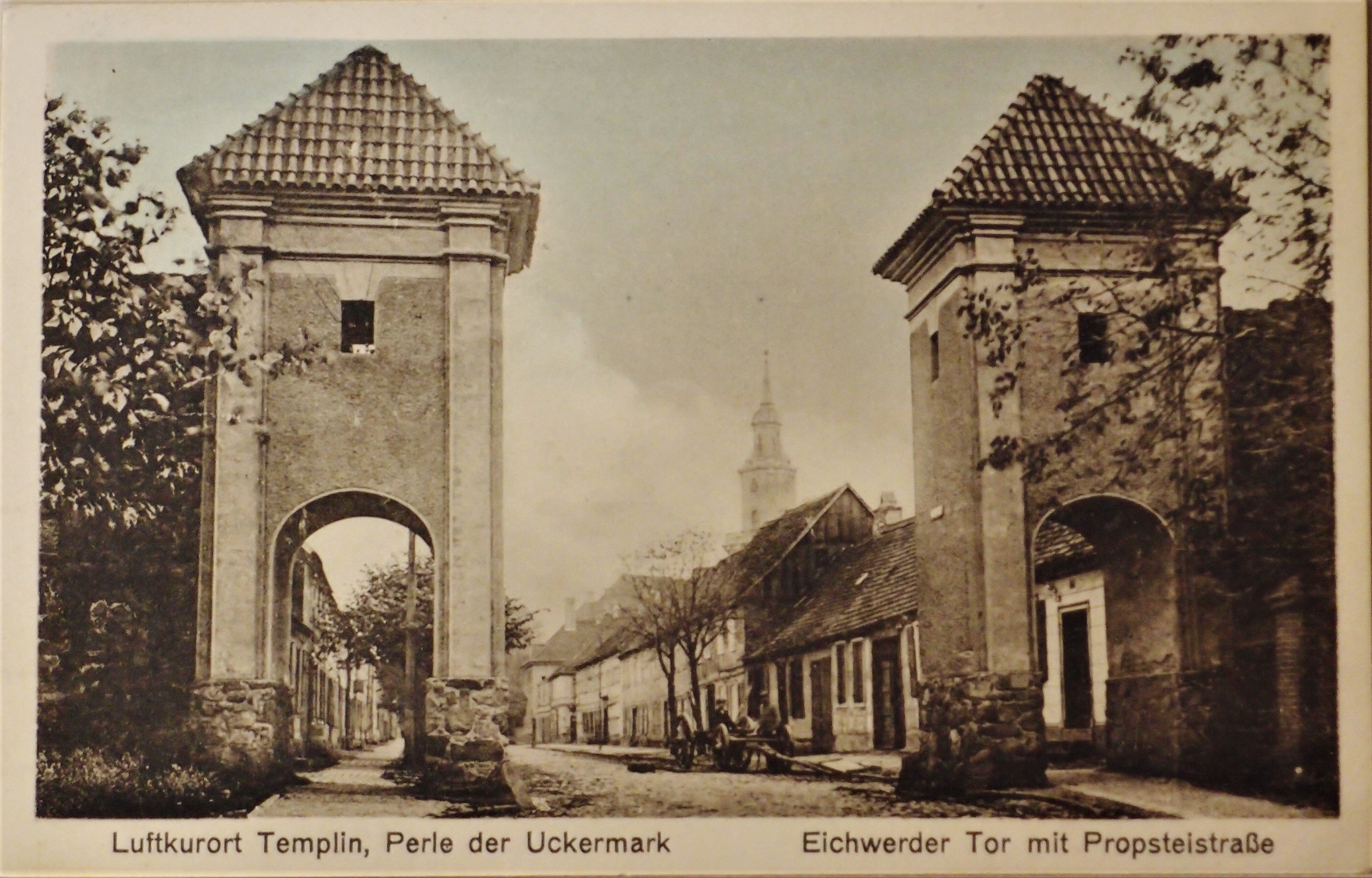 Ansichtskarte dasEichwerder Tor mit Probsteistraße (Museum für Stadtgeschichte Templin CC BY-NC-SA)
