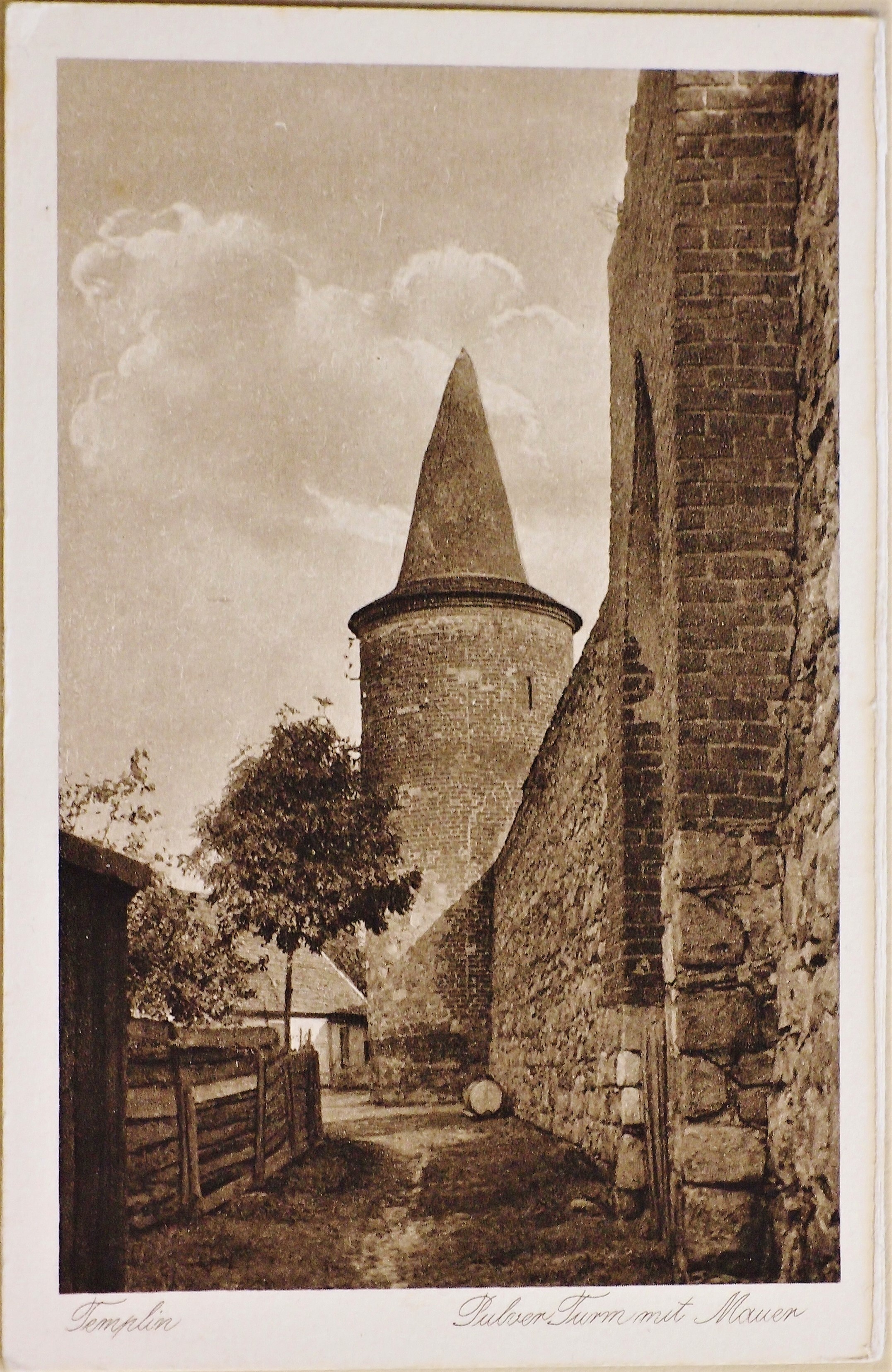 Ansichtskarte "Pulverturm mit Stadtmauer" in Templin (Museum für Stadtgeschichte Templin CC BY-NC-SA)