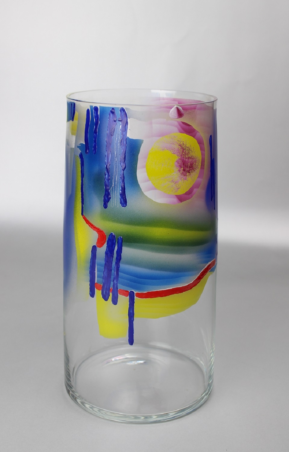 Zylindrische Vase - Tschechisches Studioglas (Museum Baruther Glashütte CC BY-NC-SA)