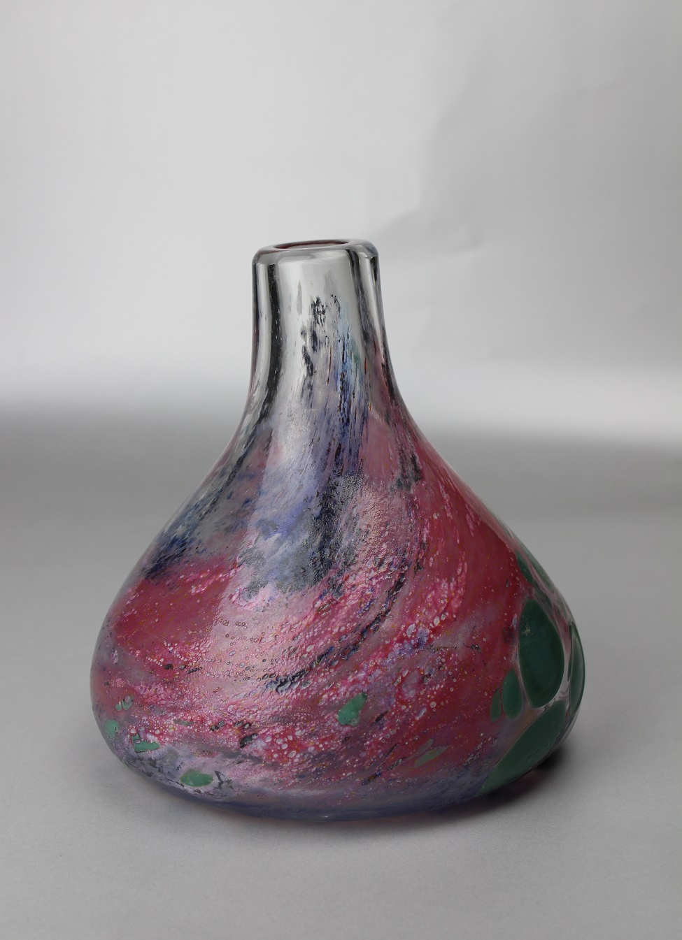 Kolbenförmige Vase - Tschechisches Studioglas (Museum Baruther Glashütte CC BY-NC-SA)
