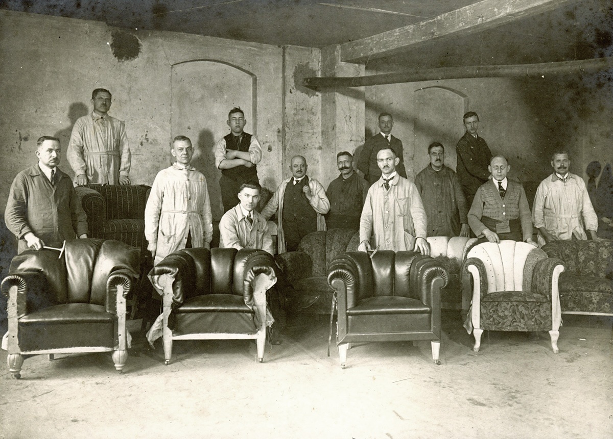 Sattler lernen die Herstellung von Polstermöbeln (Dorfmuseum Tremmen CC BY-NC-SA)