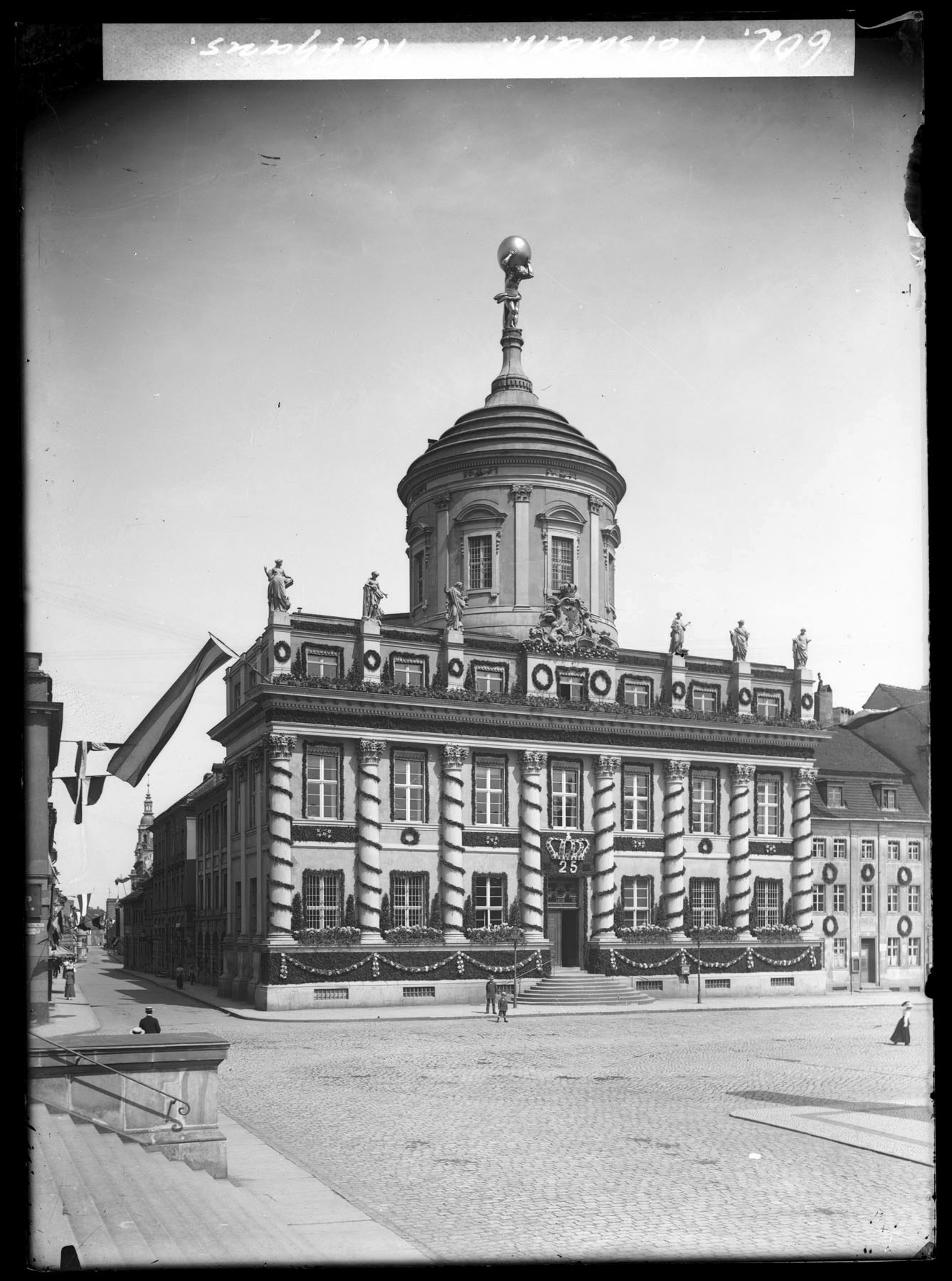 Geschmücktes Rathaus (Potsdam Museum - Forum für Kunst und Geschichte CC BY-NC-SA)