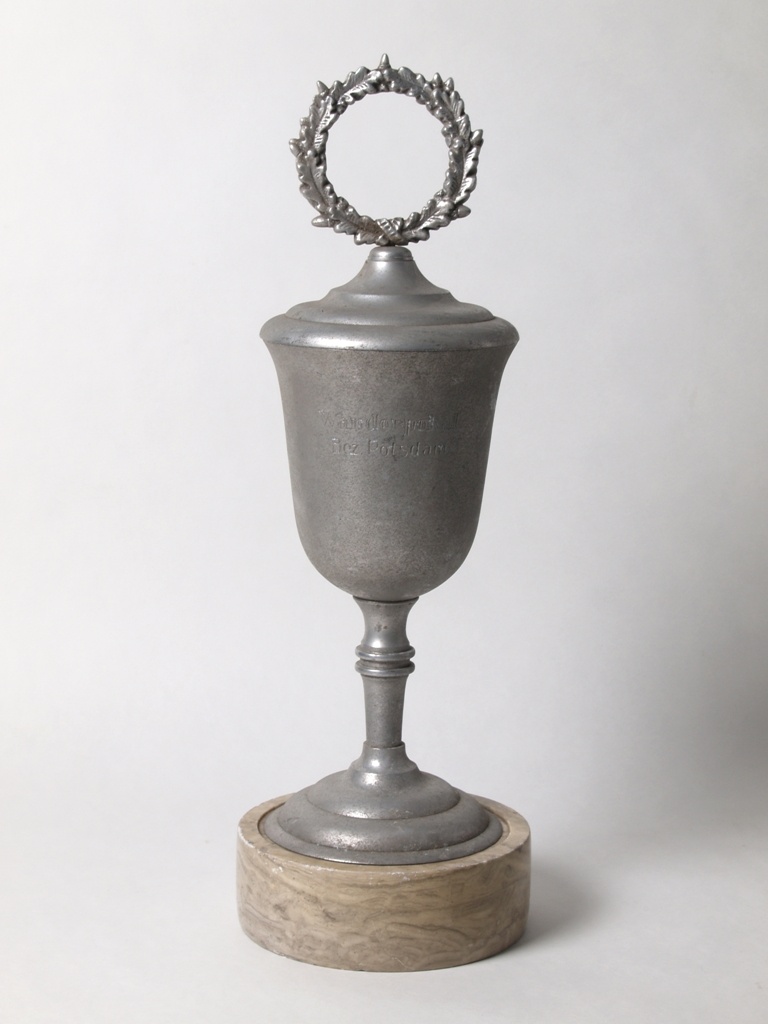Pokal mit hellem Sockel und Eichenlaubkranz (Wegemuseum Wusterhausen/Dosse CC BY-NC-SA)