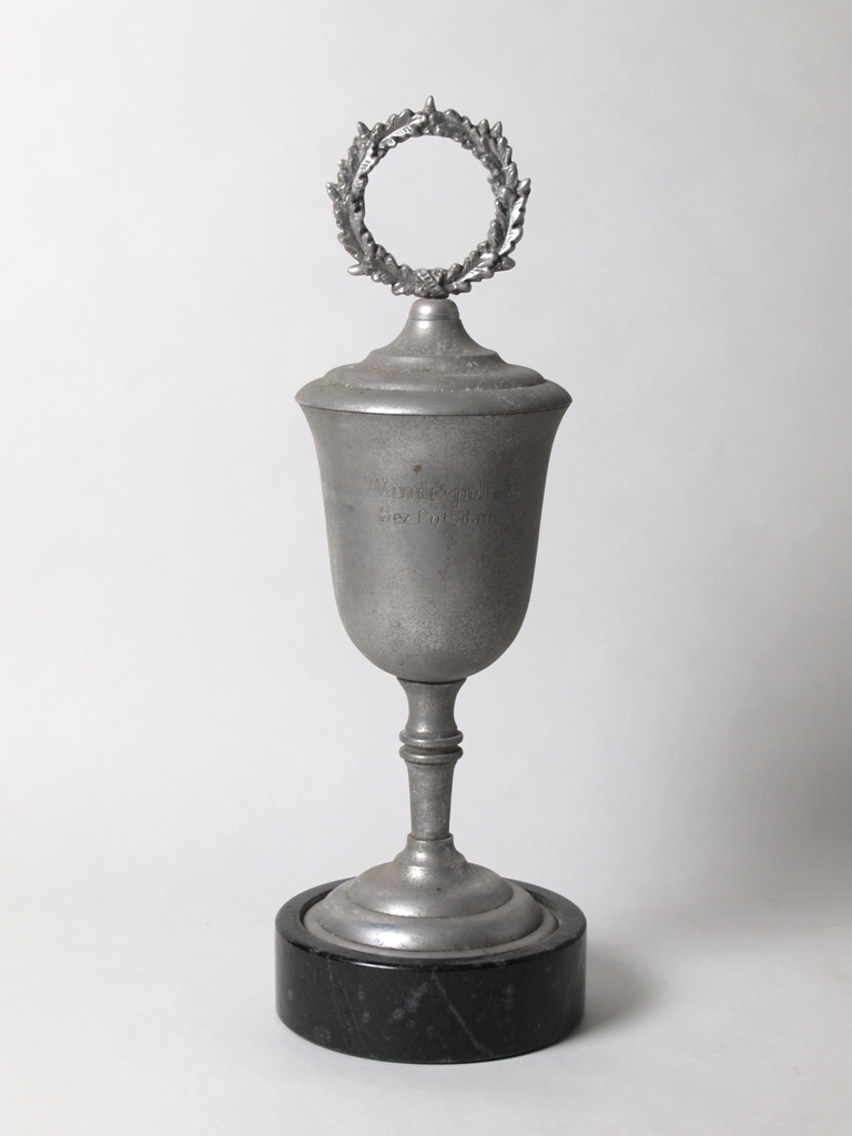 Pokal mit dunklem Sockel und Eichenlaubkranz (Wegemuseum Wusterhausen/Dosse CC BY-NC-SA)