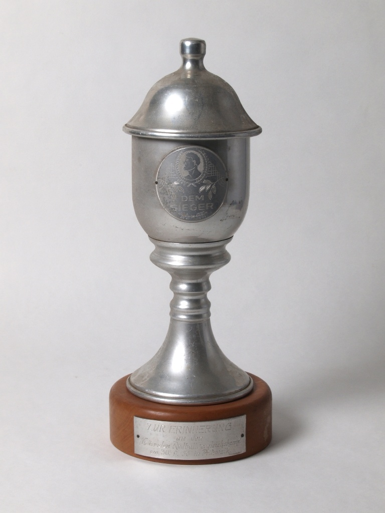 Pokal mit Holzsockel und Deckel (Wegemuseum Wusterhausen/Dosse CC BY-NC-SA)