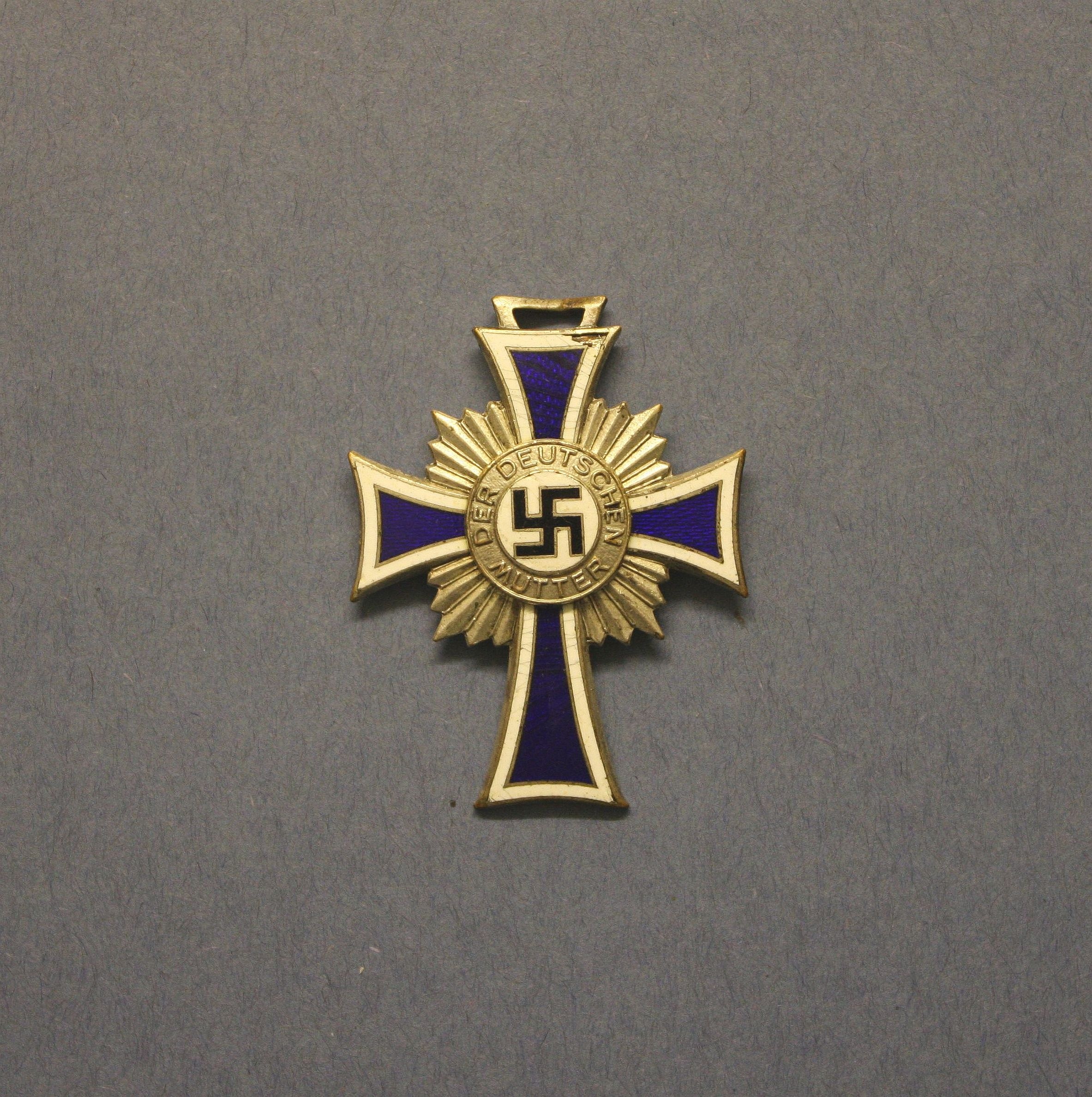 Mutterkreuz (Ehrenkreuz der Deutschen Mutter) (Kreismuseen Alte Bischofsburg Wittstock CC BY-NC-SA)