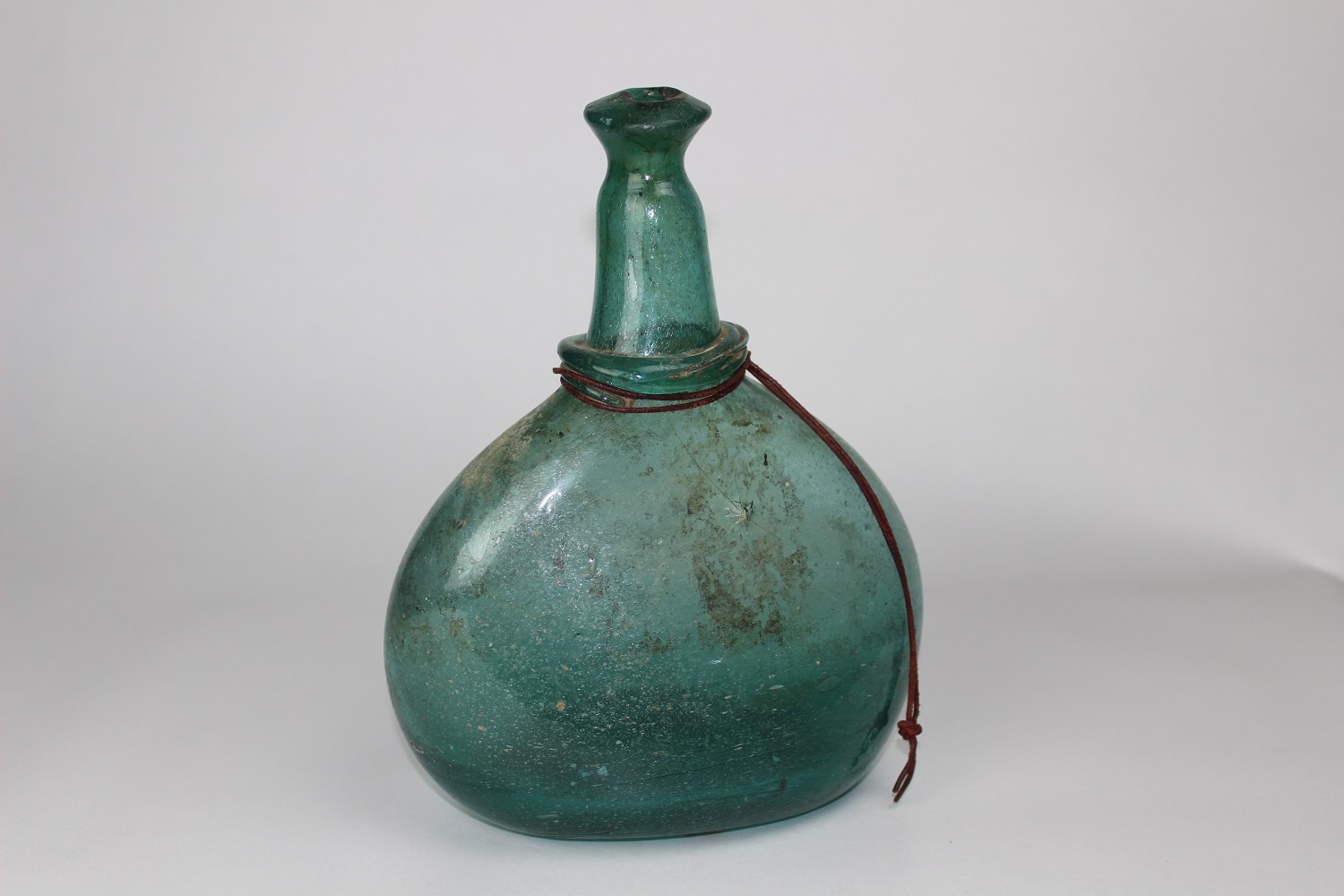 bauchige Flasche aus blau-grünem Glas (Museum Baruther Glashütte CC BY-NC-SA)