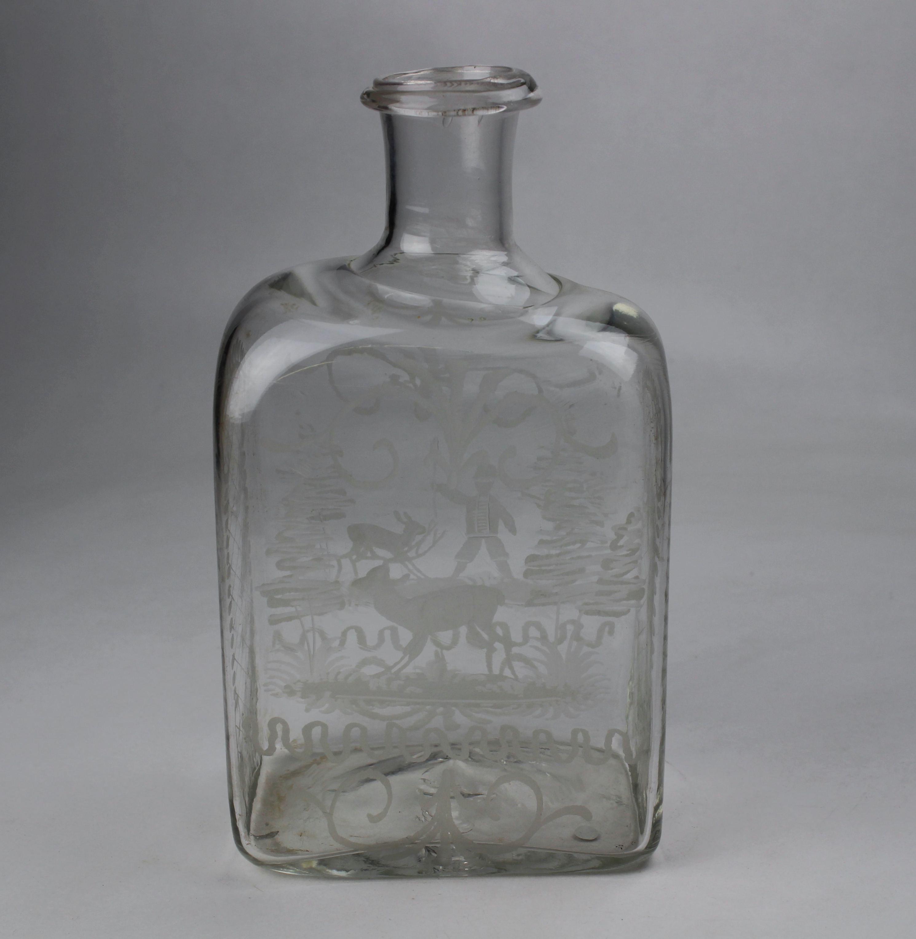 Flasche mit Wald und Jagd Szene (Museum Baruther Glashütte CC BY-NC-SA)