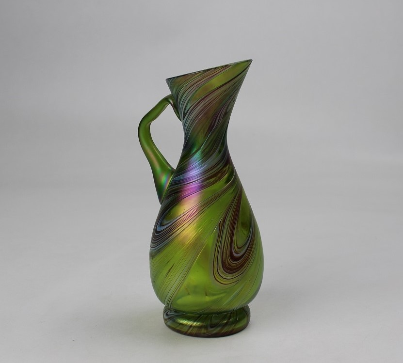Bunte Vase mit Henkel (Museum Baruther Glashütte CC BY-NC-SA)