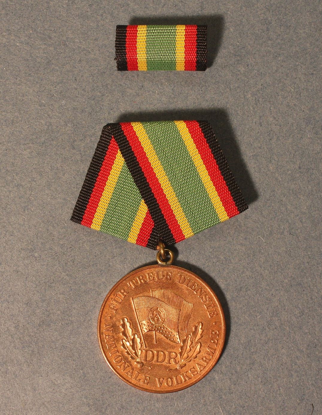 Medaille für treue Dienste in der Nationalen Volksarmee in Bronze (Kreismuseen Alte Bischofsburg Wittstock CC BY-NC-SA)
