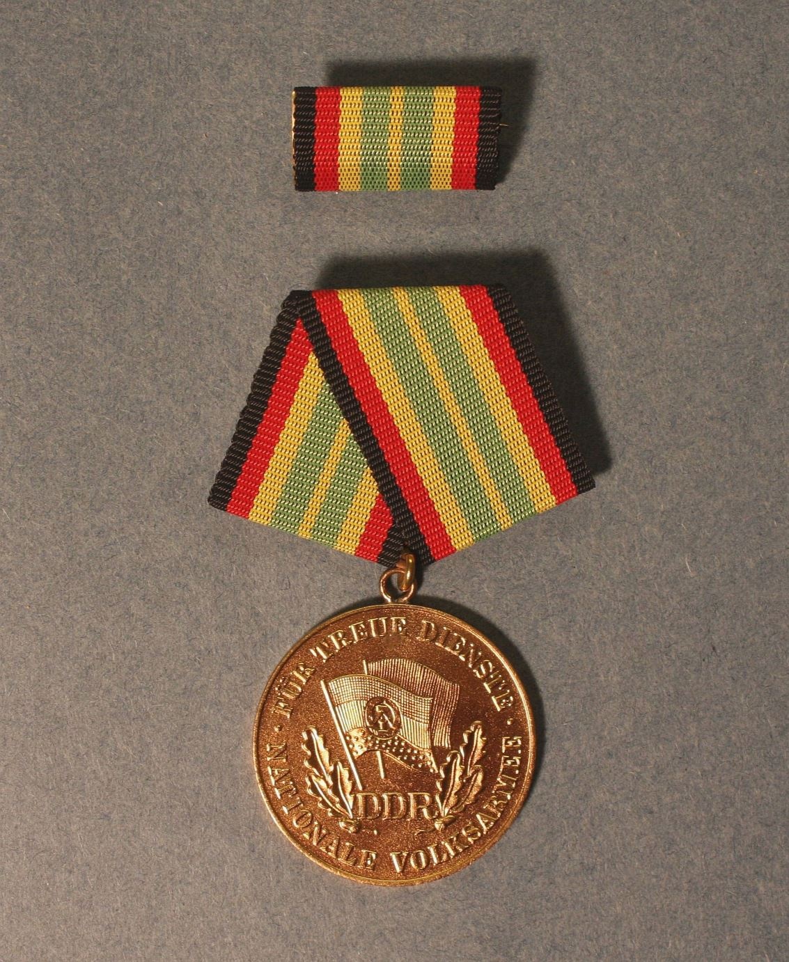 Medaille für treue Dienste in der Nationalen Volksarmee in Gold (Kreismuseen Alte Bischofsburg Wittstock CC BY-NC-SA)