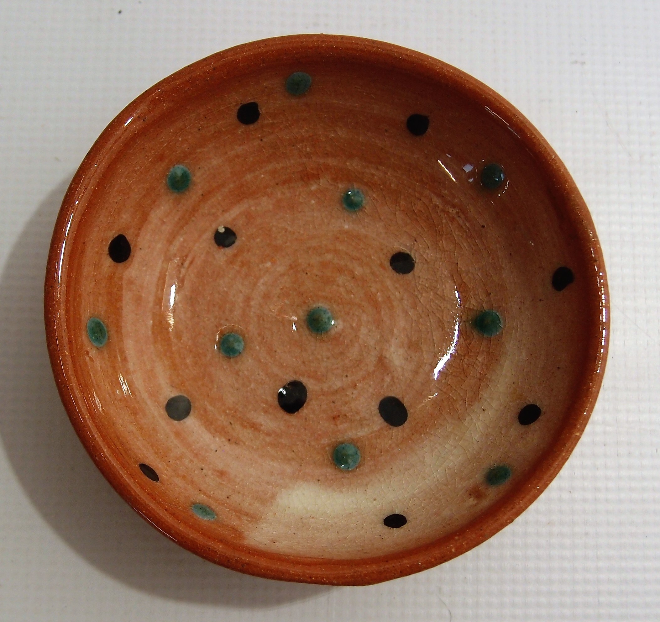 Keramikschale mit Punkten (Museum für Stadtgeschichte Templin CC BY-NC-SA)