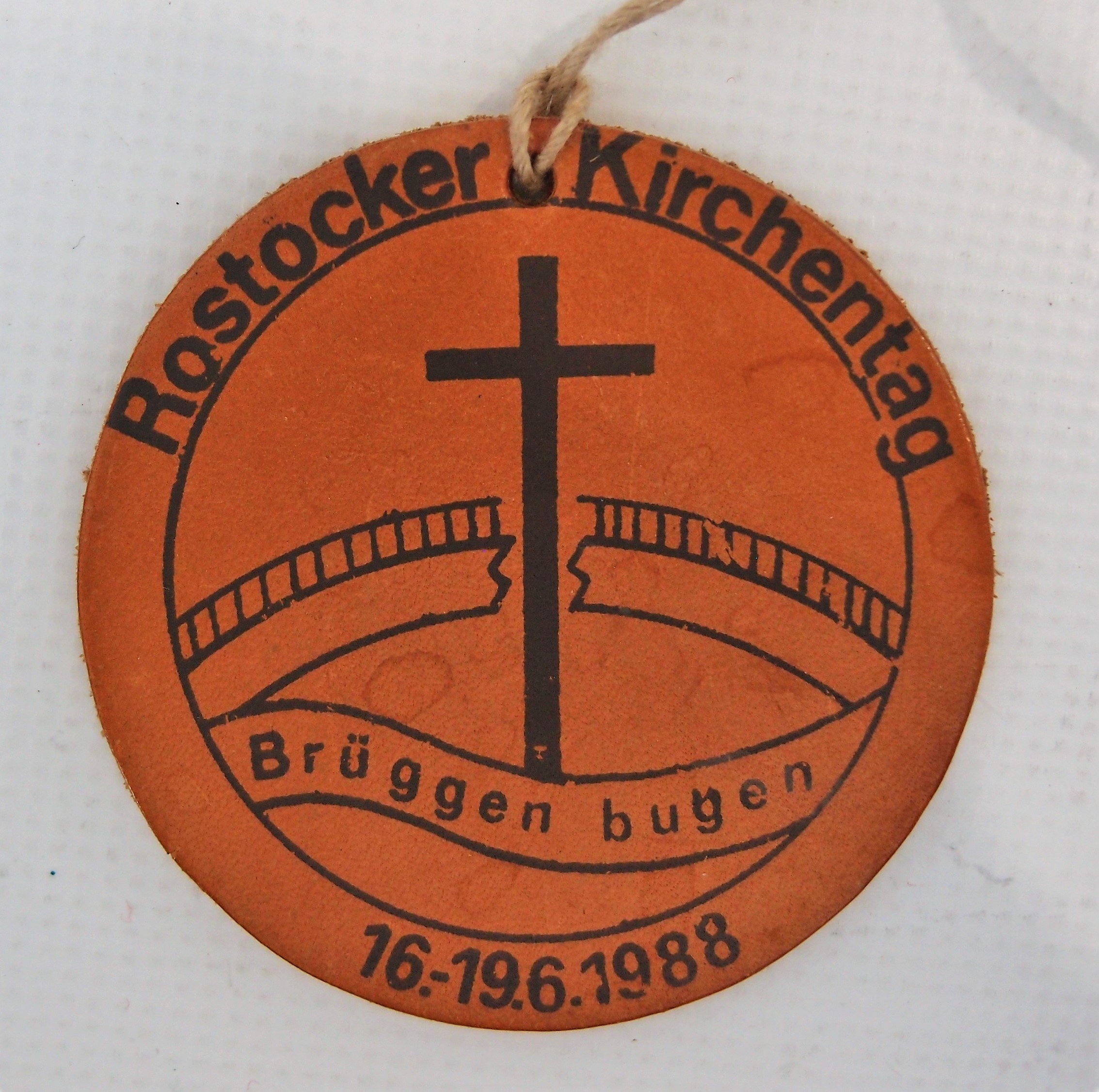 Plakette Rostocker Kirchentag (Museum für Stadtgeschichte Templin CC BY-NC-SA)
