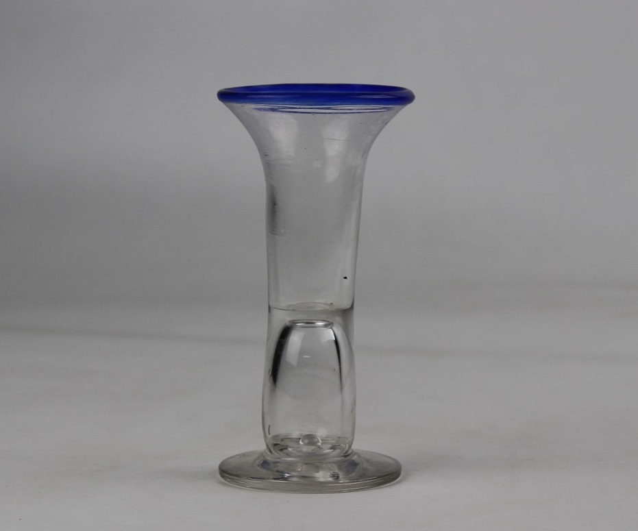 Schnapsglas mit blauem Lippenrand (Museum Baruther Glashütte CC BY-NC-SA)