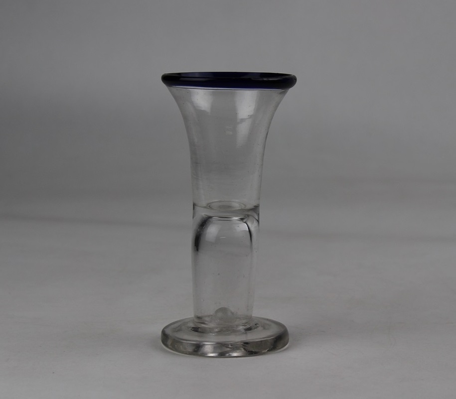 Blaurand Schnapsglas (Museum Baruther Glashütte CC BY-NC-SA)