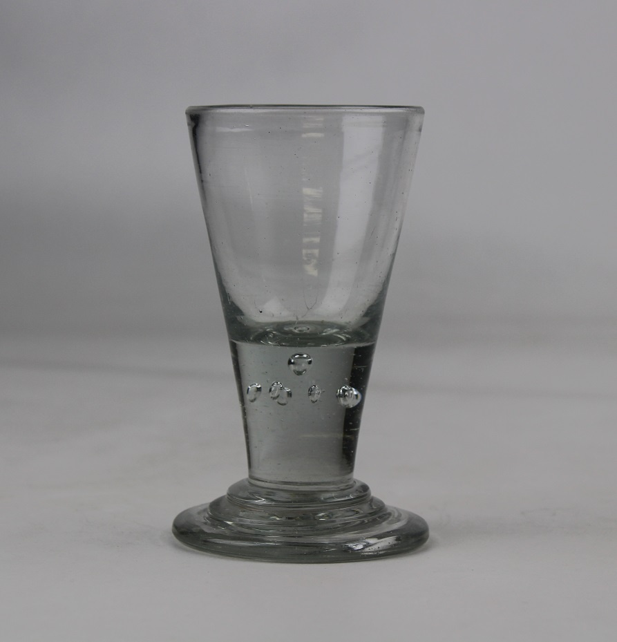 Massives Schnapsglas mit Bläschen (Museum Baruther Glashütte CC BY-NC-SA)
