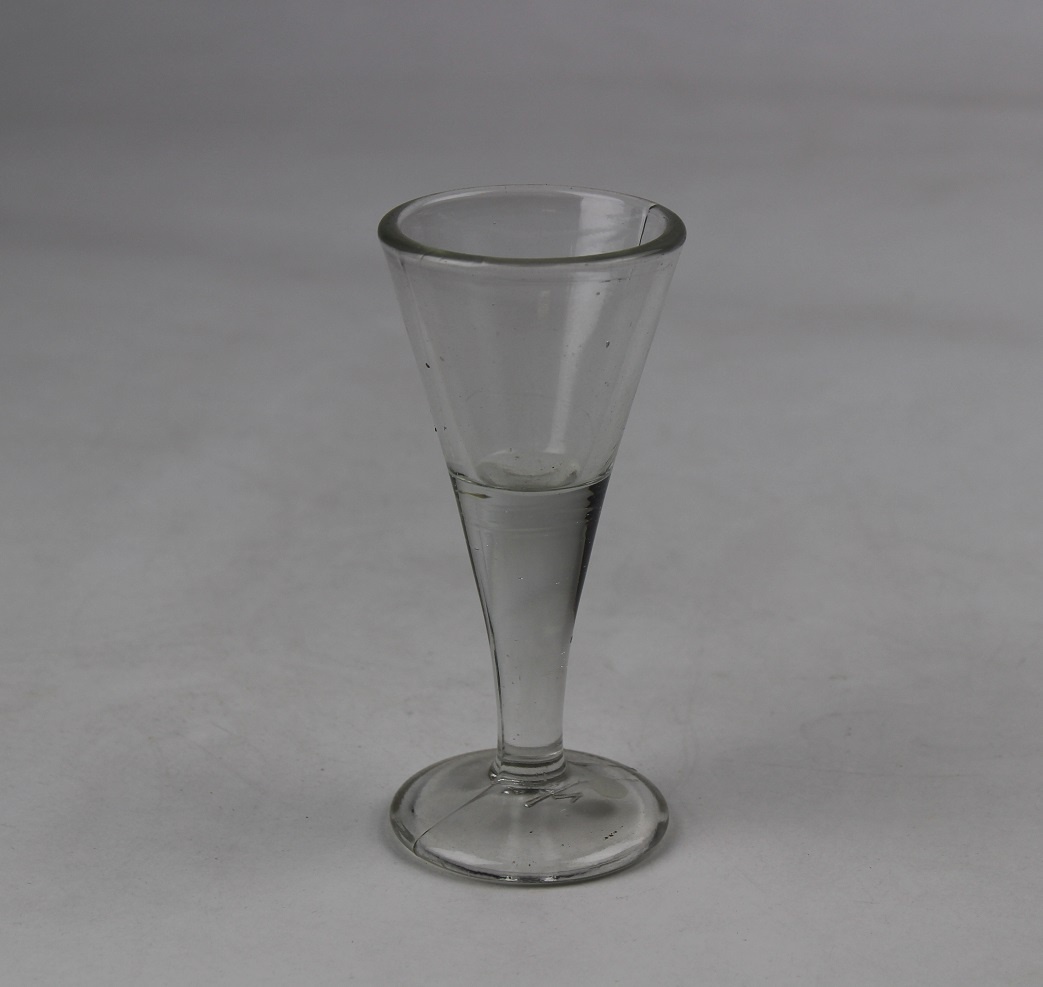 Schnapsglas trichterförmiges Pressglas (Museum Baruther Glashütte CC BY-NC-SA)