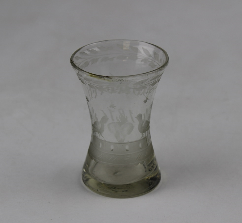 Schnapsglas – Hochzeitsglas (Museum Baruther Glashütte CC BY-NC-SA)