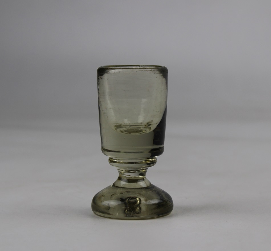 Zylindrisches Schnapsglas mit dickem Kupaboden (Museum Baruther Glashütte CC BY-NC-SA)