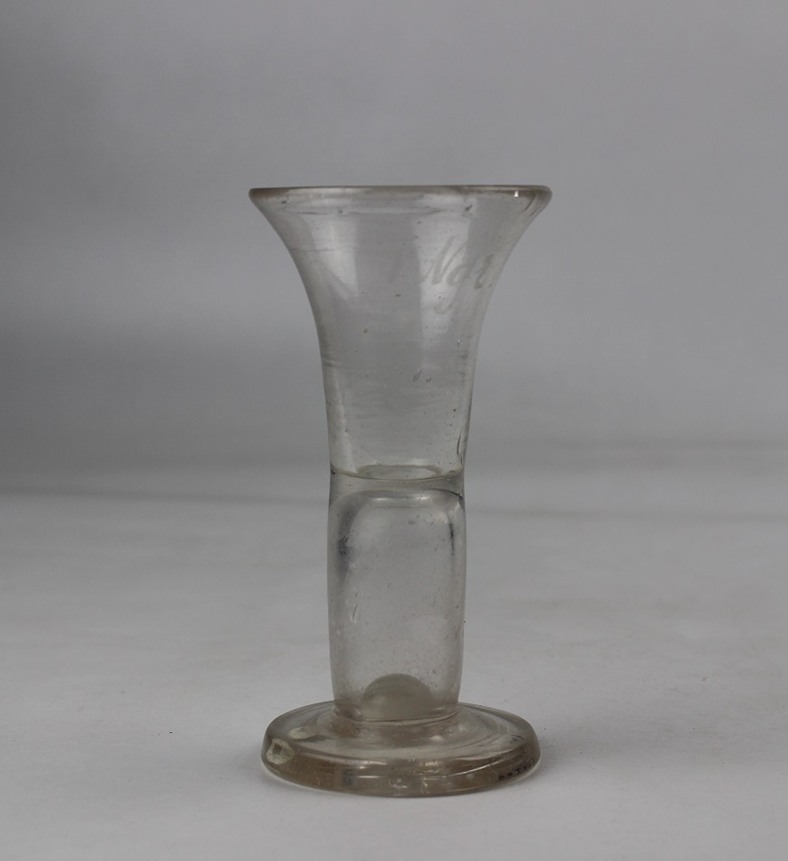Schnapsglas, mundgeblasen (Museum Baruther Glashütte CC BY-NC-SA)