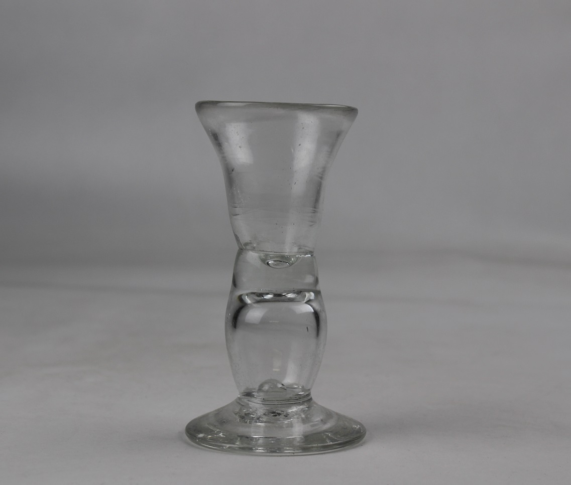 Schnapsglas mit bauchigem Schaft (Museum Baruther Glashütte CC BY-NC-SA)