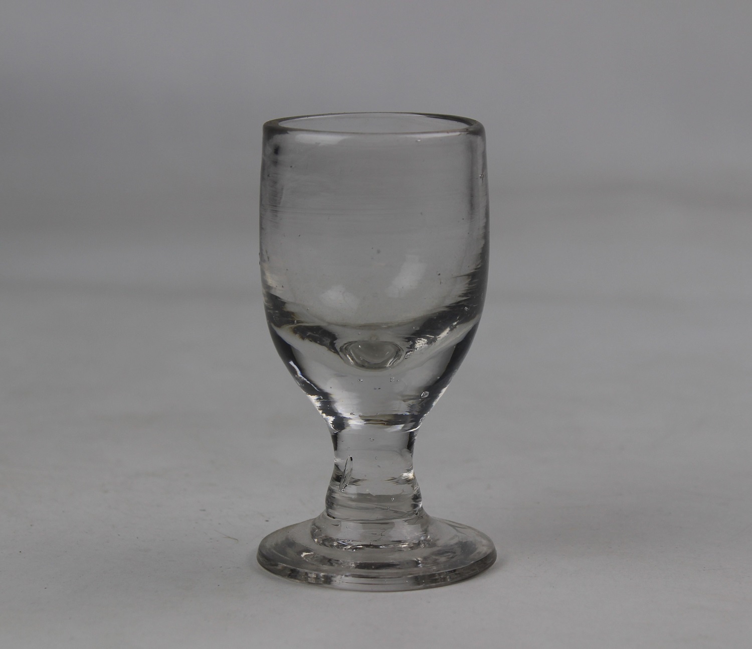 Schnapsglas mit dickem Kuppaboden (Museum Baruther Glashütte CC BY-NC-SA)