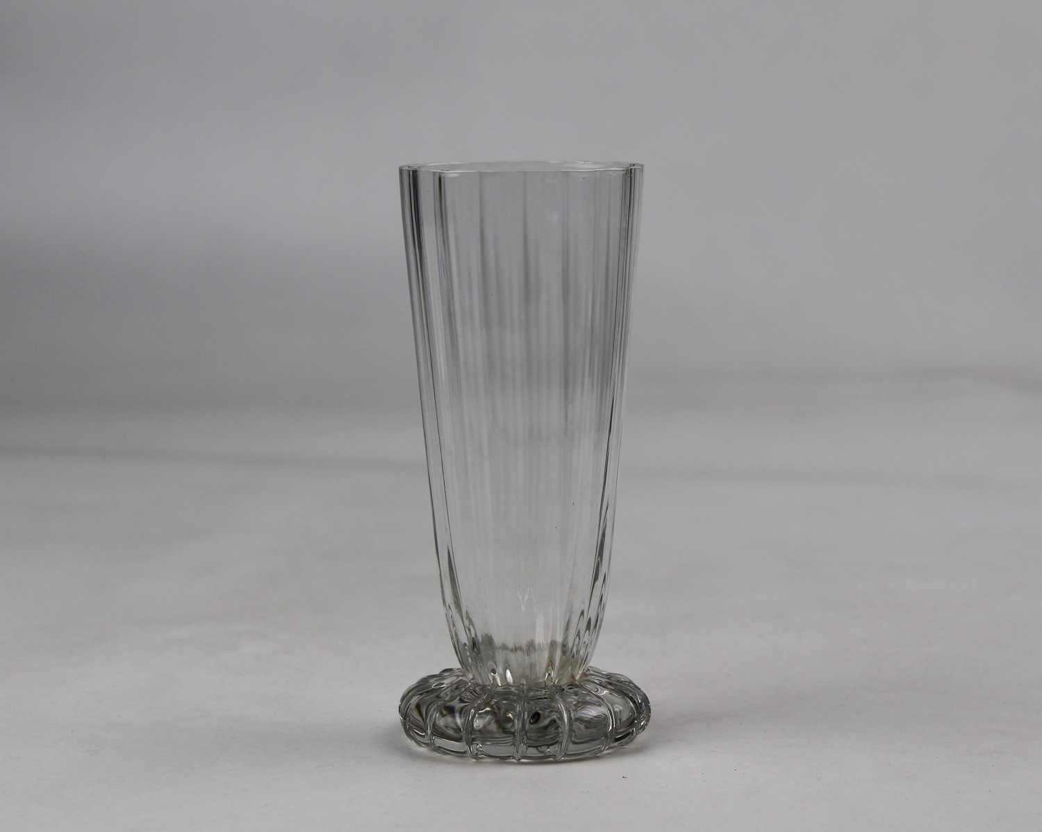 Schnapsglas mit geripptem Fuß (Museum Baruther Glashütte CC BY-NC-SA)