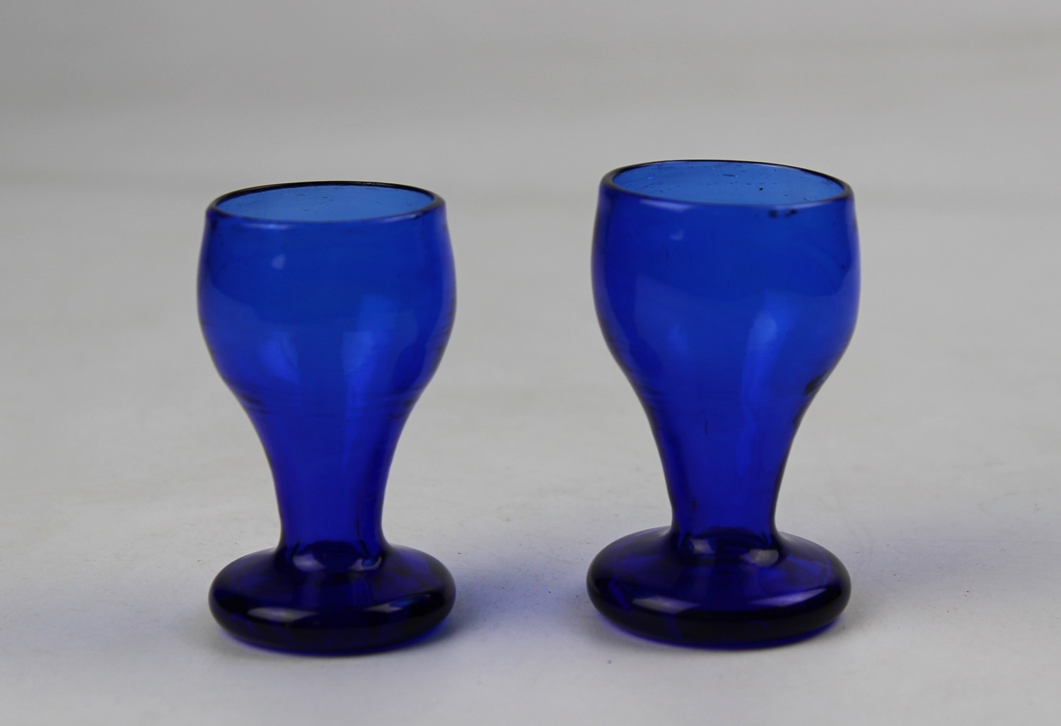 2 blaue Schnapsgläser (Museum Baruther Glashütte CC BY-NC-SA)