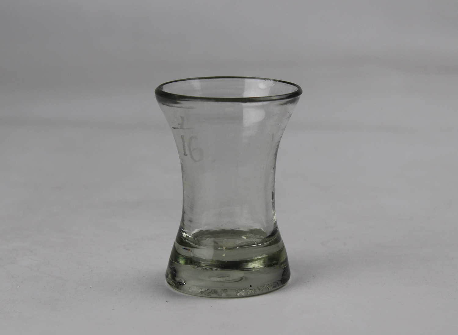 Schnapsglas „Wachtmuster“ 1 (Museum Baruther Glashütte CC BY-NC-SA)